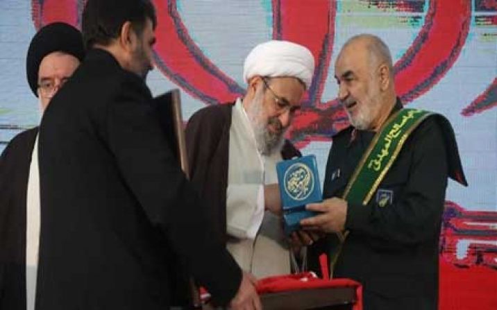پرچم یالثارات الحسین (ع) و نشان خادمی جمکران به سردار سلامی اهدا شد پرچم یالثارات الحسین (ع) و نشان خادمی جمکران به سردار سلامی اهدا شد